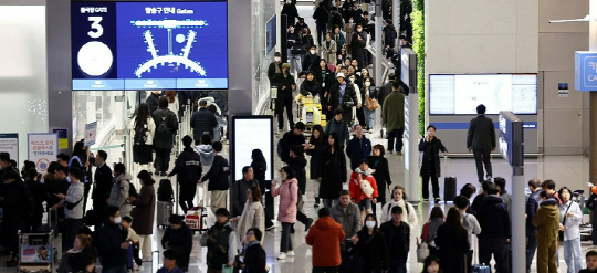 설 명절 연휴를 하루 앞둔 8일 오전 인천국제공항 제1여객터미널 출국장이 여행객들로 북적이고 있다. 연합뉴스